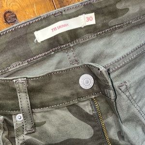 NWOT LEVI’s 711 Skinny camouflage jeans - size 30